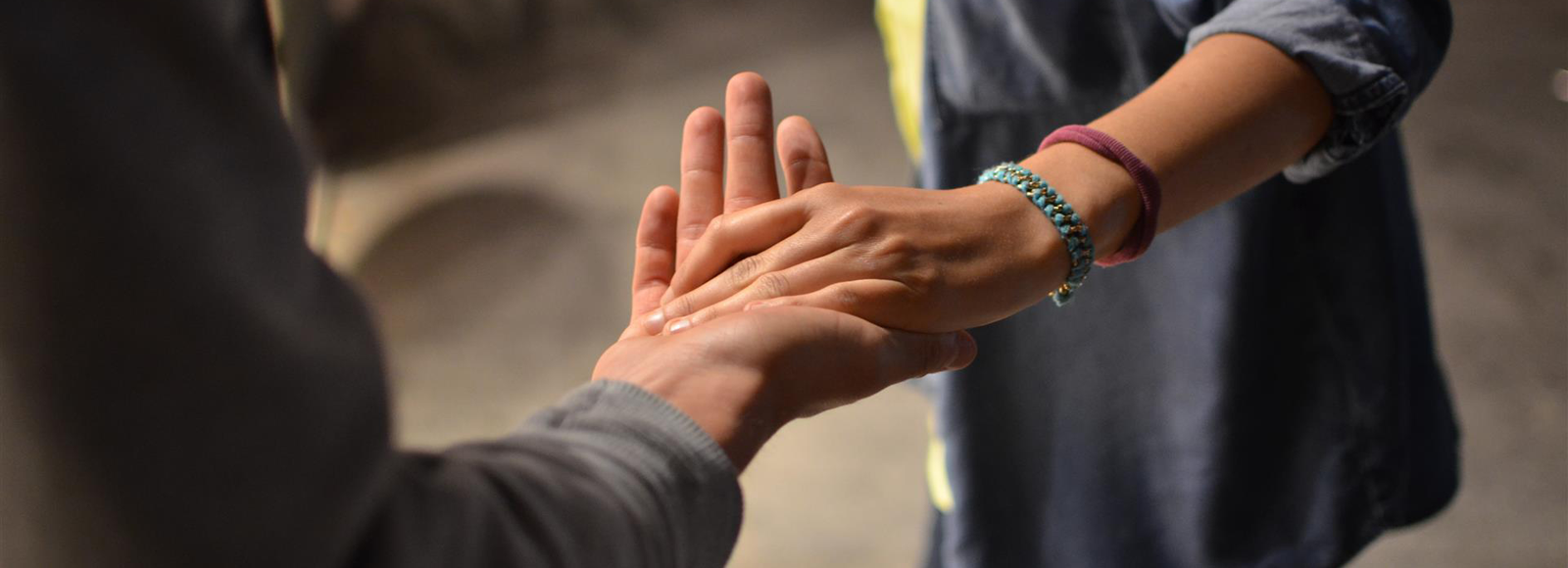 deux personnes se tiennent la main